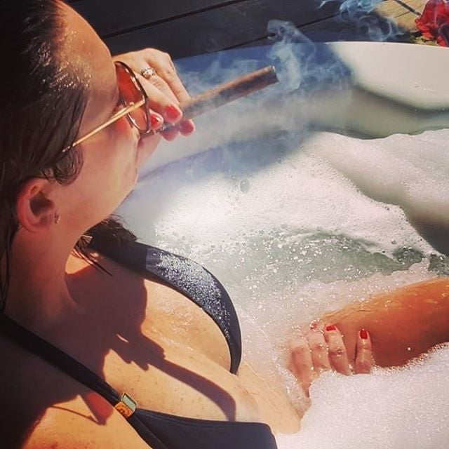 Voluptuosos fumadores
 #80932620