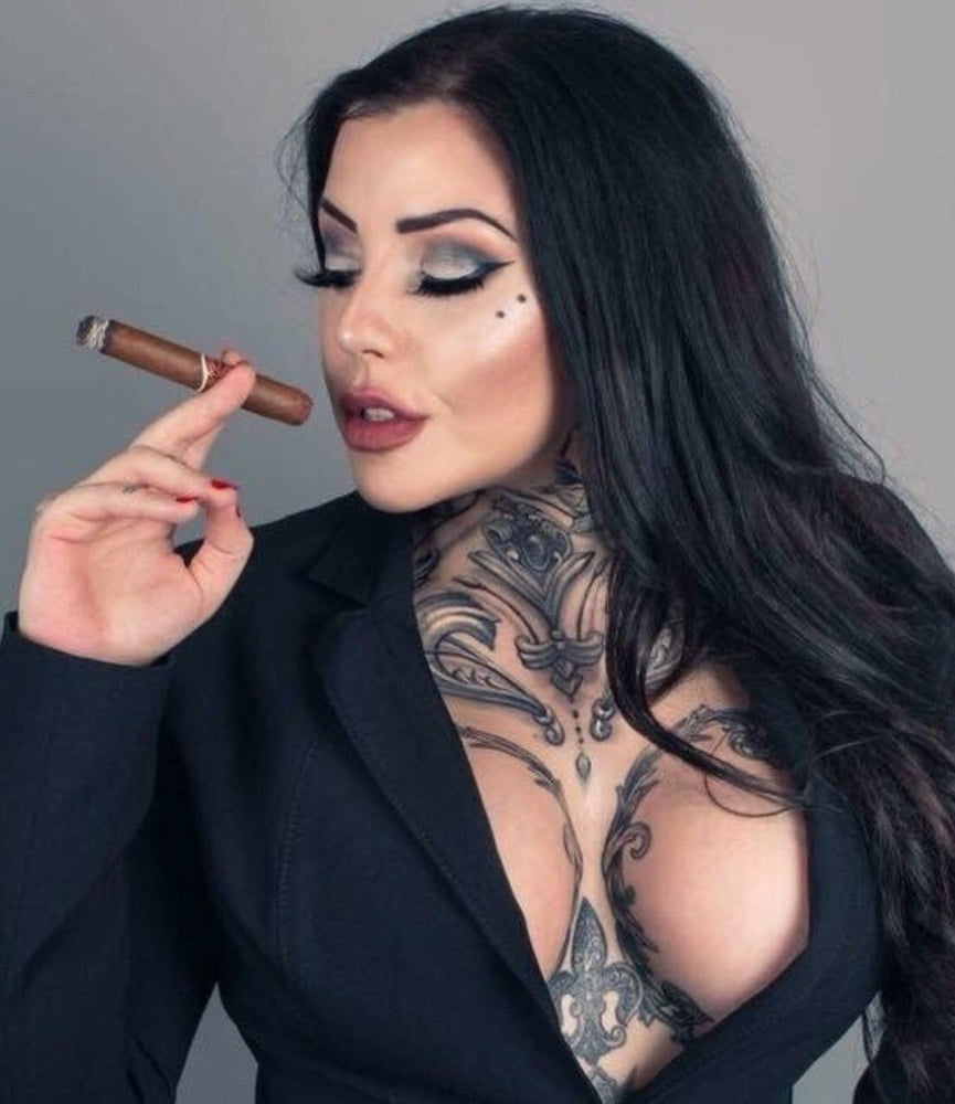 Voluptuosos fumadores
 #80932657