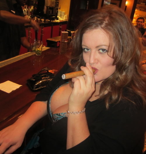 Voluptuosos fumadores
 #80932825