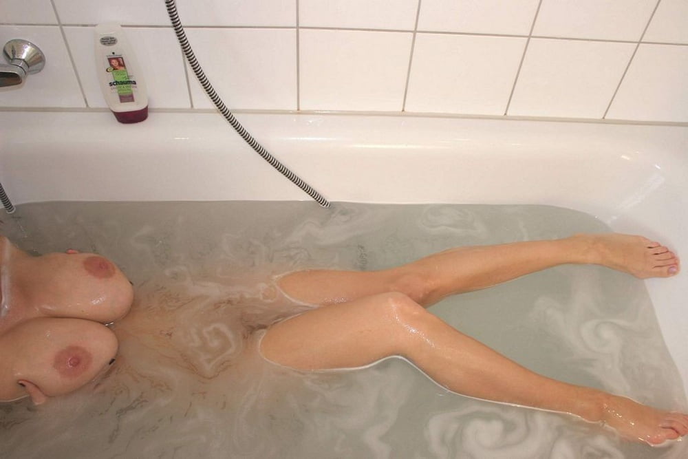 Deutsches vollbusiges Babe nass in der Dusche
 #89312602
