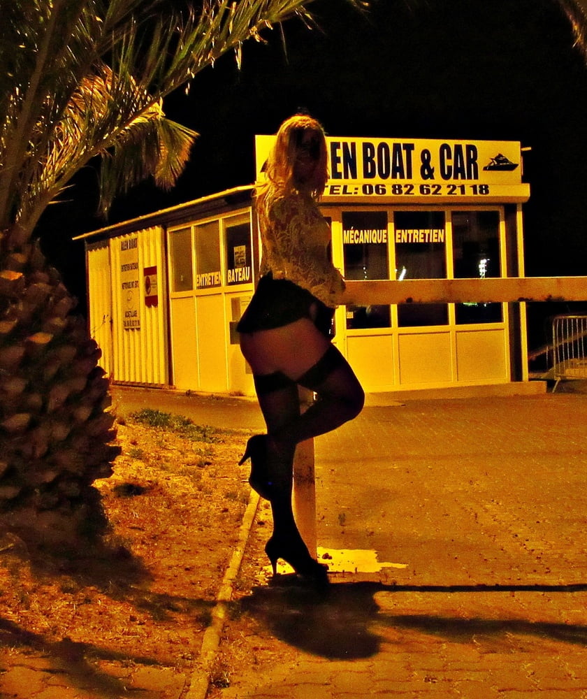 Chica sexy en cap d'agde en la calle de noche, en medias
 #82204693