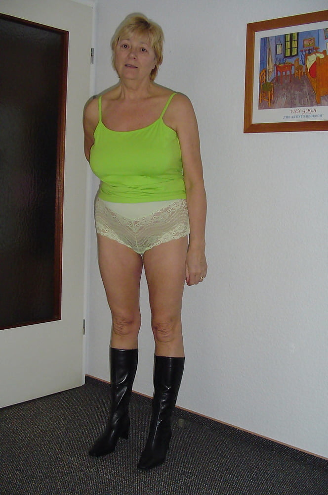 Lady 64 Alter. zu Hause und im Schlafzimmer.
 #96881751