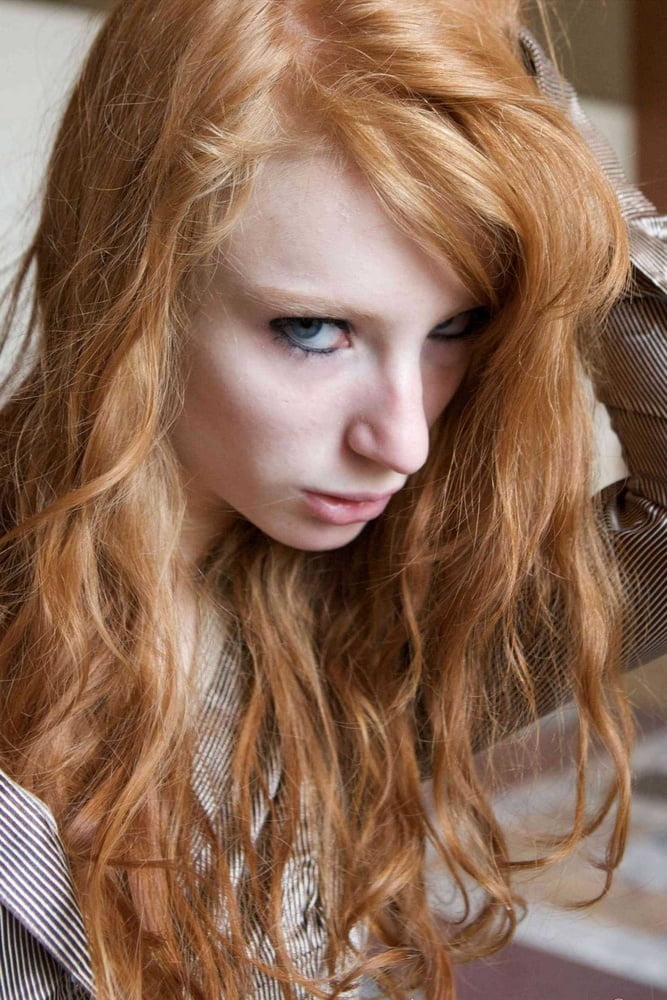 Heiße schlanke Redhead Webslut liebt es, sich zu entblößen
 #88351797