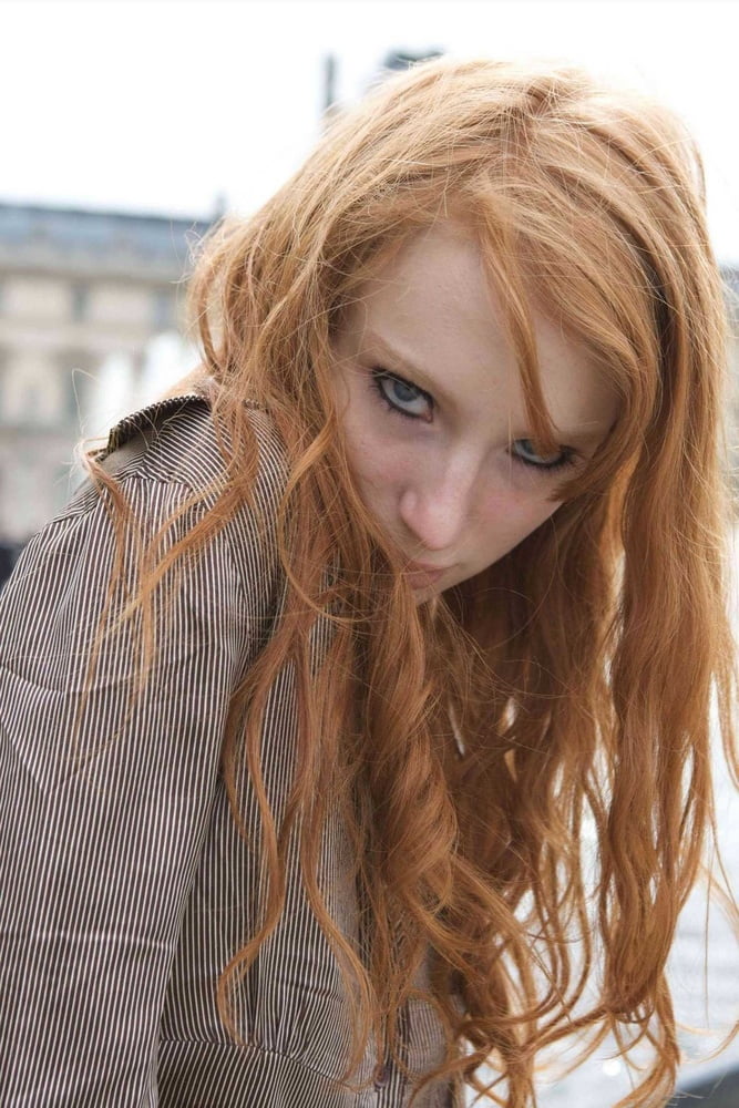 Heiße schlanke Redhead Webslut liebt es, sich zu entblößen
 #88351822