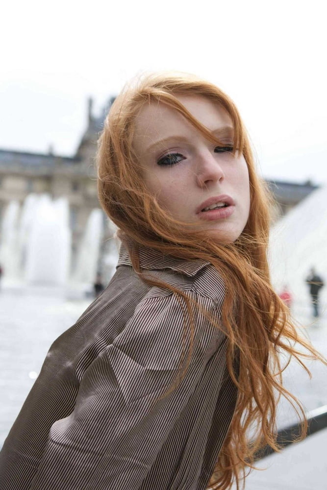 Heiße schlanke Redhead Webslut liebt es, sich zu entblößen
 #88351842