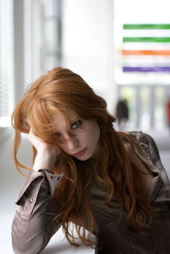 Heiße schlanke Redhead Webslut liebt es, sich zu entblößen
 #88351874