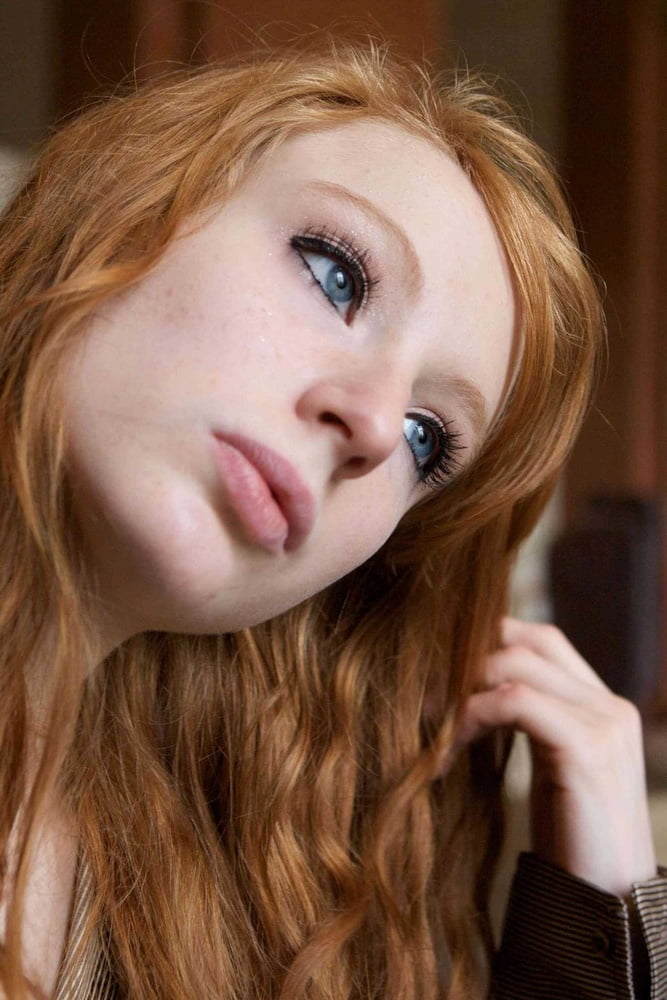 Heiße schlanke Redhead Webslut liebt es, sich zu entblößen
 #88351901