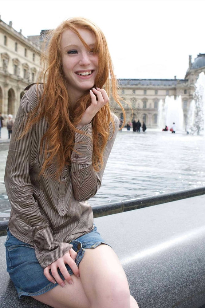 Heiße schlanke Redhead Webslut liebt es, sich zu entblößen
 #88351955