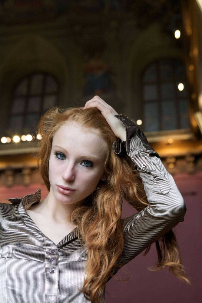 Heiße schlanke Redhead Webslut liebt es, sich zu entblößen
 #88352024