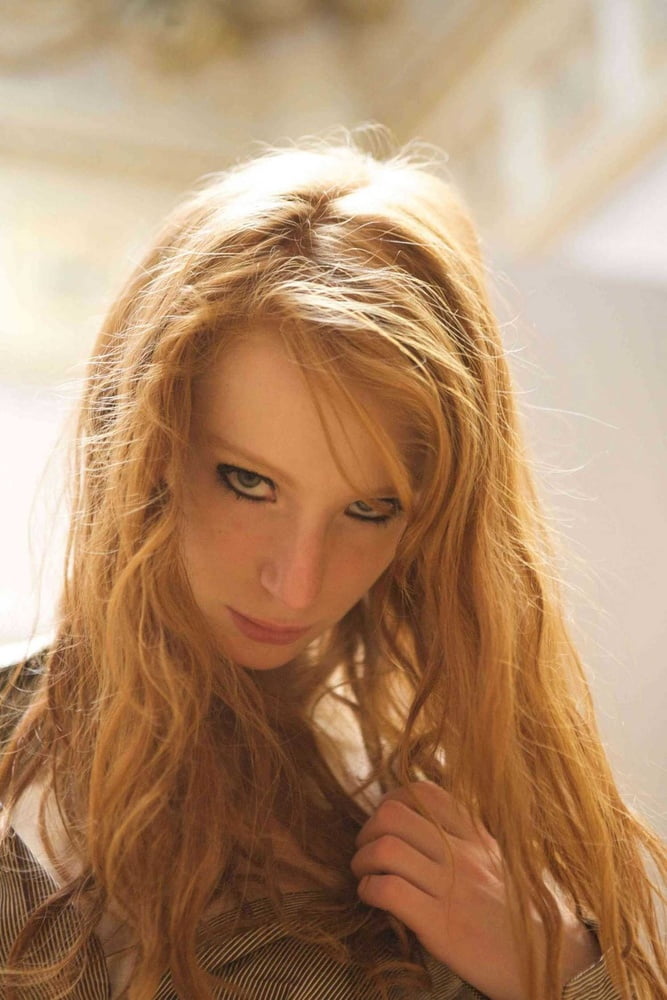 Heiße schlanke Redhead Webslut liebt es, sich zu entblößen
 #88352039