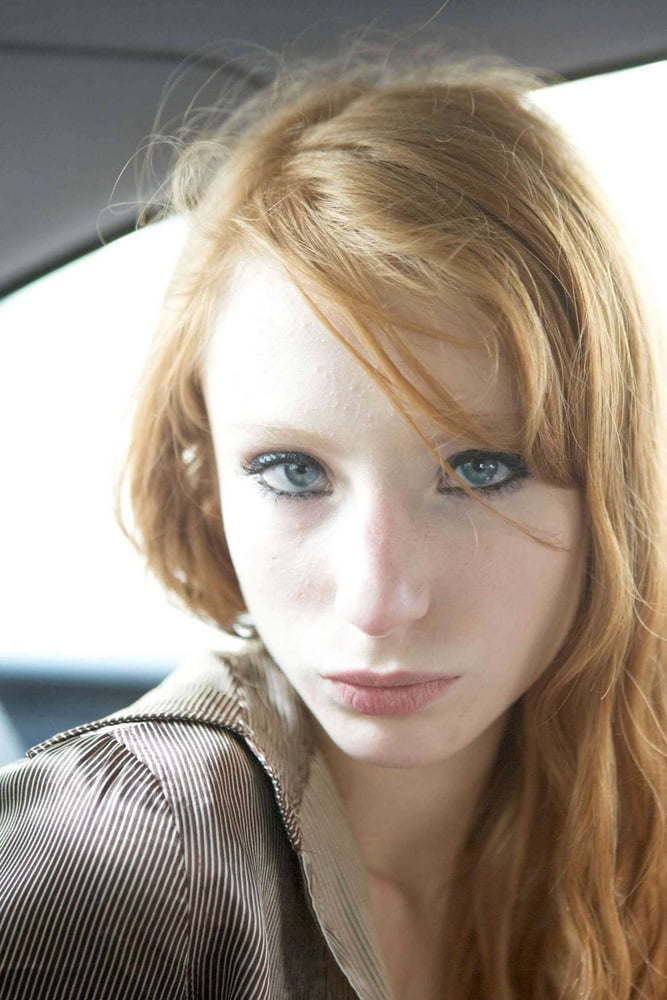 Heiße schlanke Redhead Webslut liebt es, sich zu entblößen
 #88352045