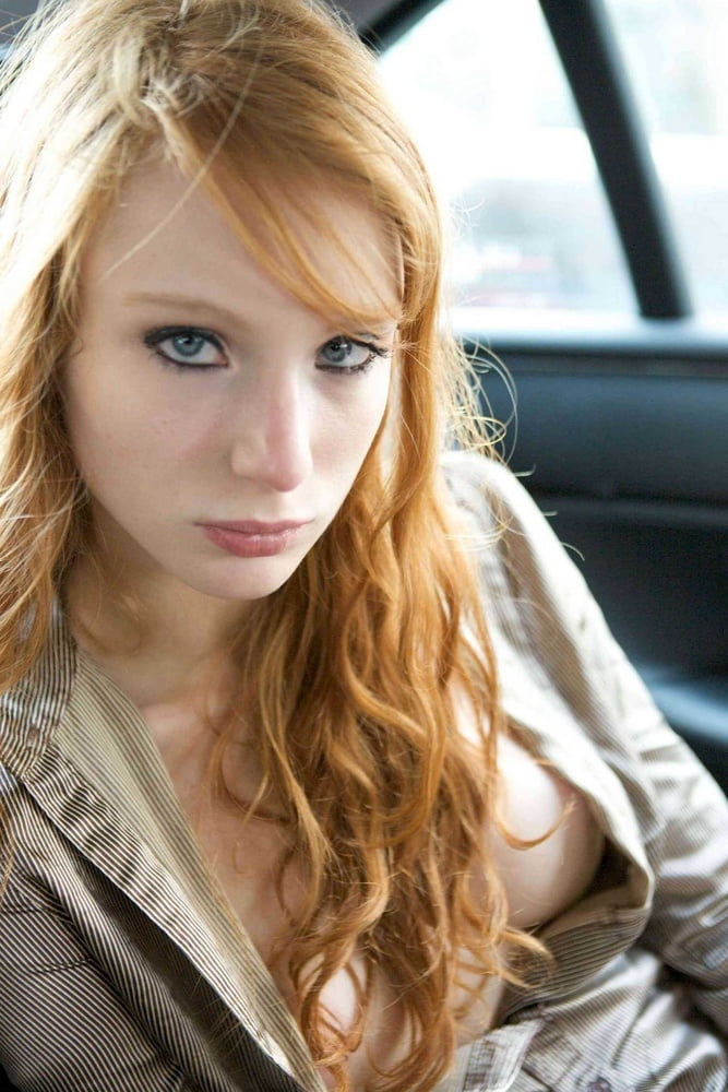 Heiße schlanke Redhead Webslut liebt es, sich zu entblößen
 #88352106