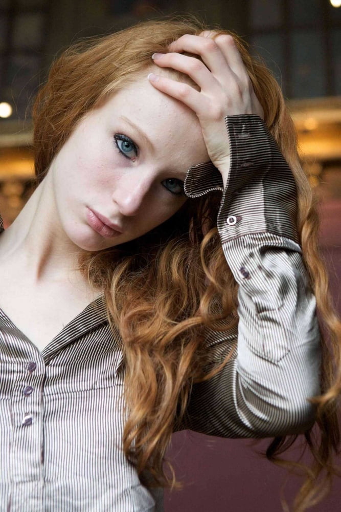 Heiße schlanke Redhead Webslut liebt es, sich zu entblößen
 #88352147