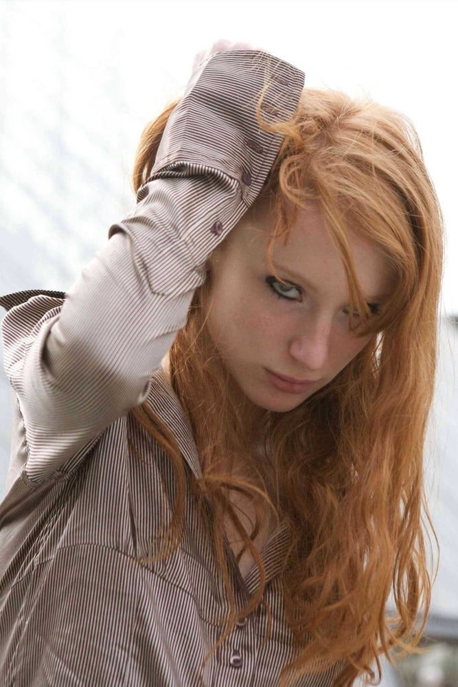 Heiße schlanke Redhead Webslut liebt es, sich zu entblößen
 #88352168