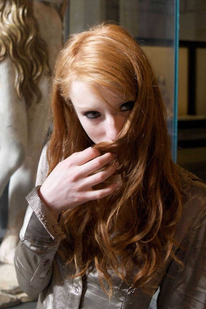 Heiße schlanke Redhead Webslut liebt es, sich zu entblößen
 #88352171