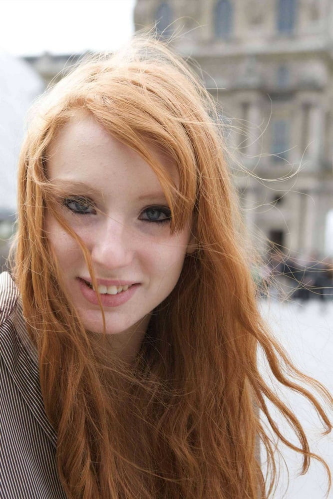 Heiße schlanke Redhead Webslut liebt es, sich zu entblößen
 #88352174