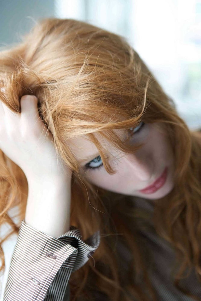 Heiße schlanke Redhead Webslut liebt es, sich zu entblößen
 #88352210