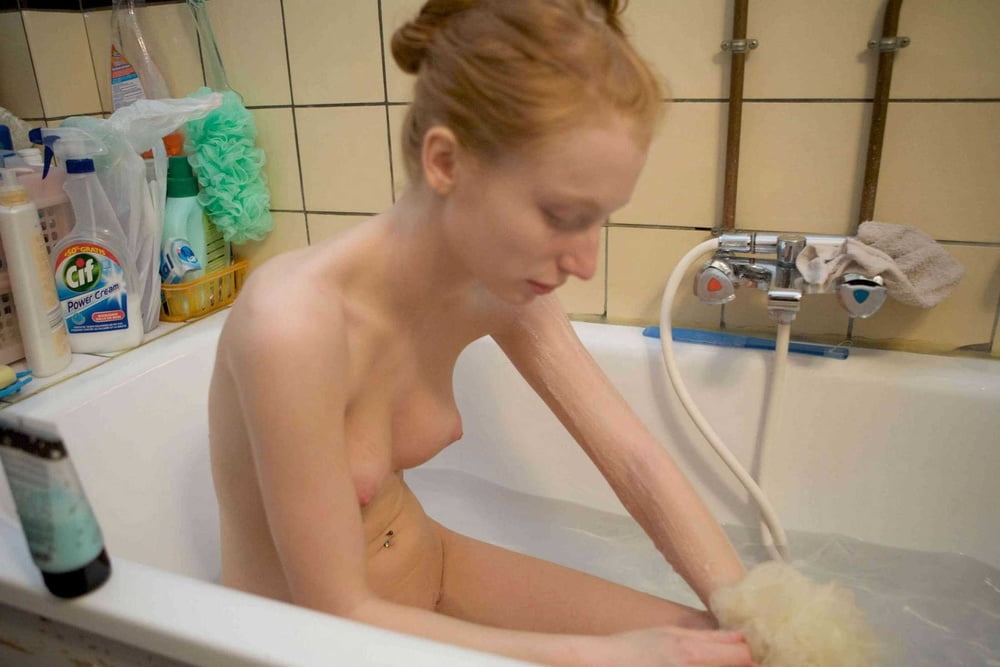 Heiße schlanke Redhead Webslut liebt es, sich zu entblößen
 #88352216