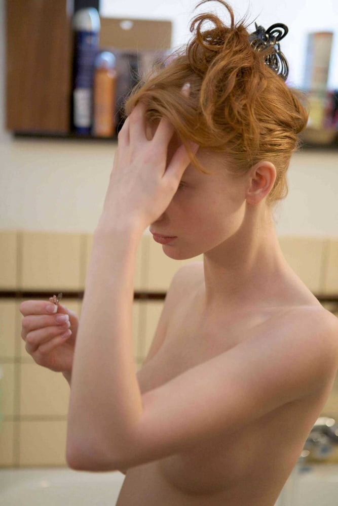 Heiße schlanke Redhead Webslut liebt es, sich zu entblößen
 #88352237