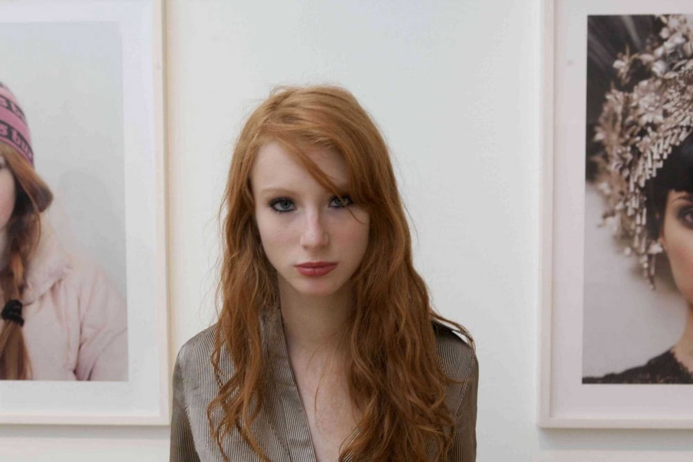 Heiße schlanke Redhead Webslut liebt es, sich zu entblößen
 #88352246