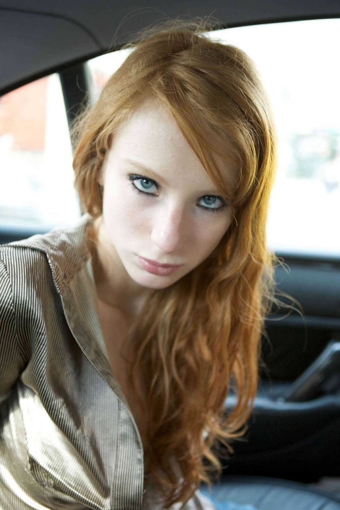 Heiße schlanke Redhead Webslut liebt es, sich zu entblößen
 #88352249