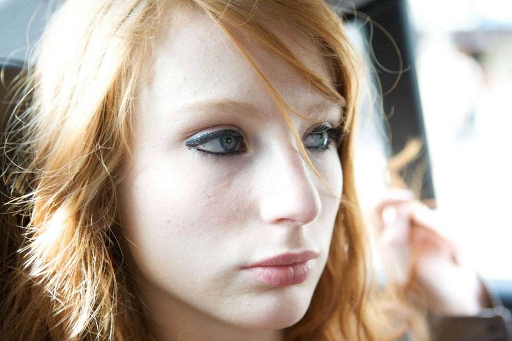 Heiße schlanke Redhead Webslut liebt es, sich zu entblößen
 #88352316