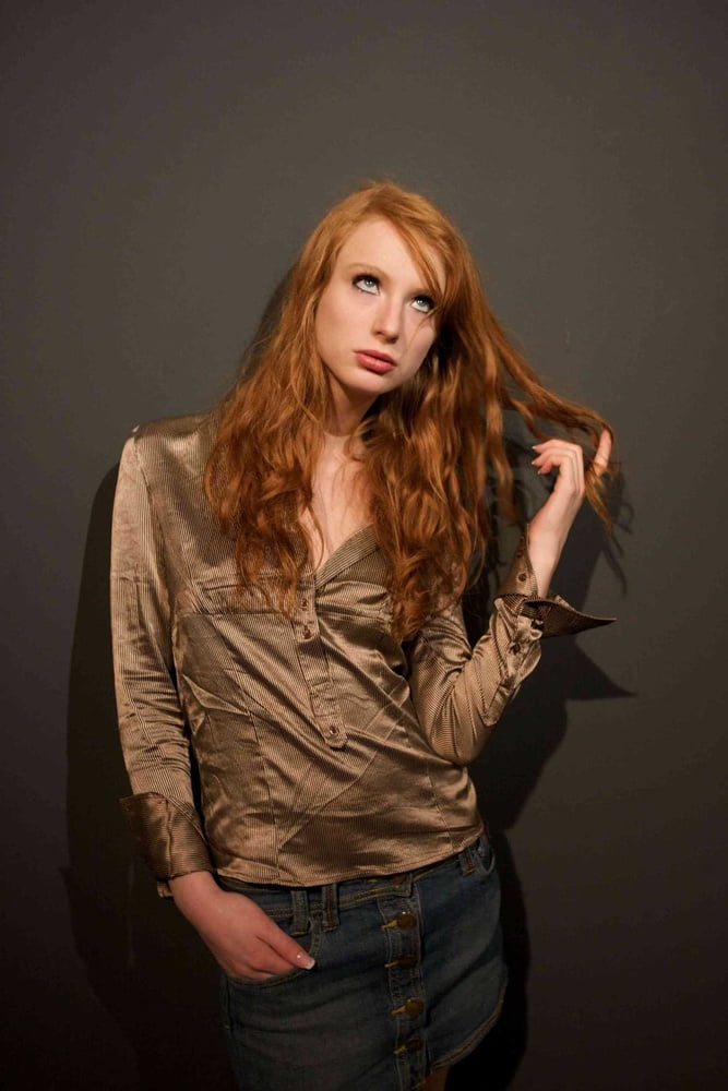 Heiße schlanke Redhead Webslut liebt es, sich zu entblößen
 #88352328