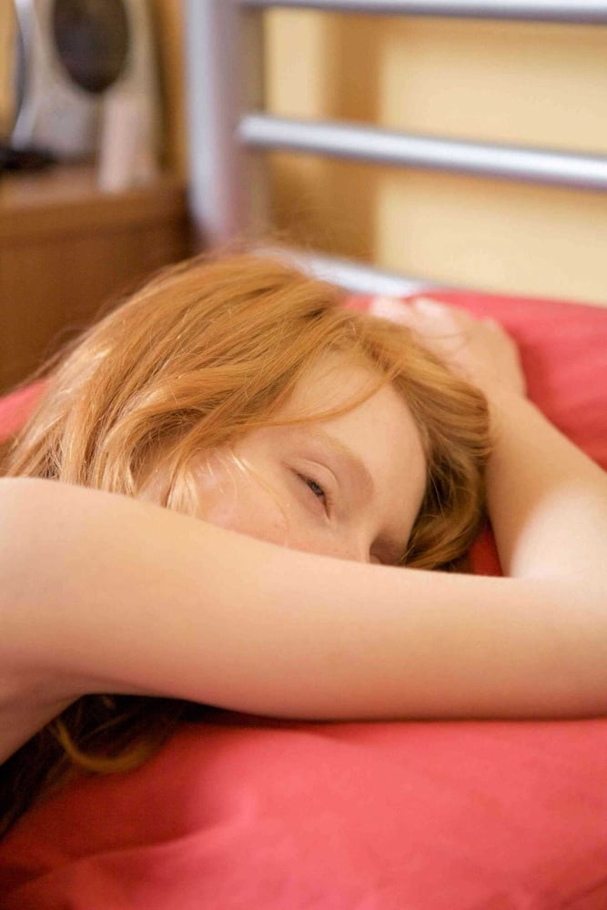 Heiße schlanke Redhead Webslut liebt es, sich zu entblößen
 #88352370