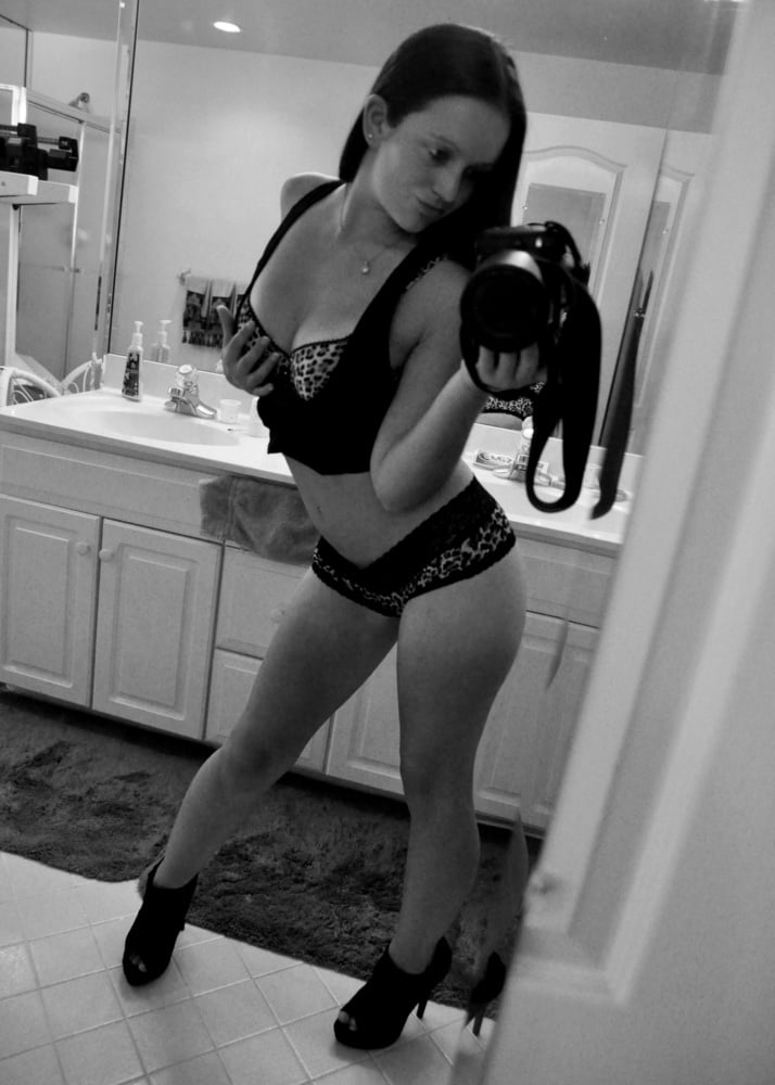 Sexy Milf-Selfies
 #104335829