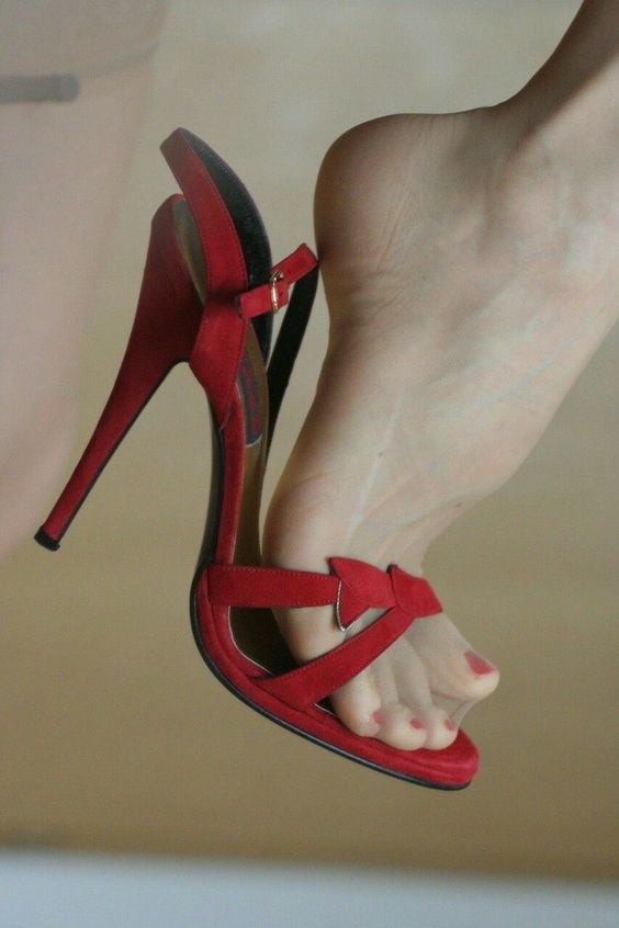 ....más tacones y dedos de los pies
 #98750838