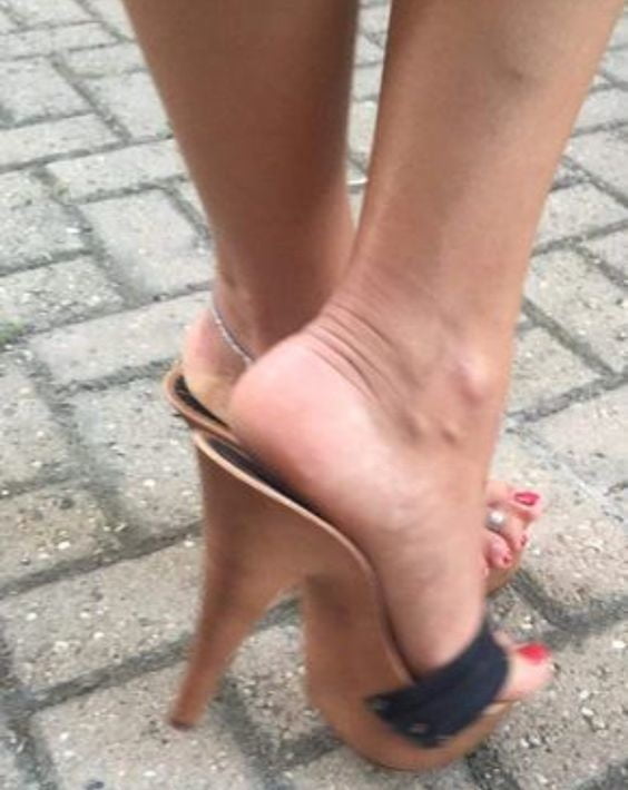 ....más tacones y dedos de los pies
 #98750848