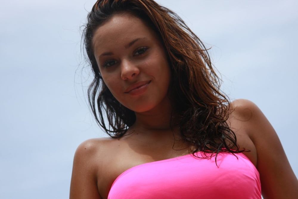Mignonne latina bronzée gabrielle en bikini posant nue en plein air
 #106629040