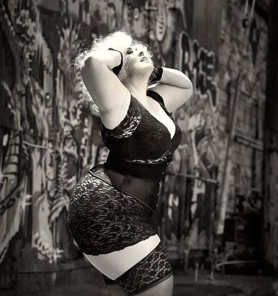 Caderas anchas de las mujeres 326
 #104275796