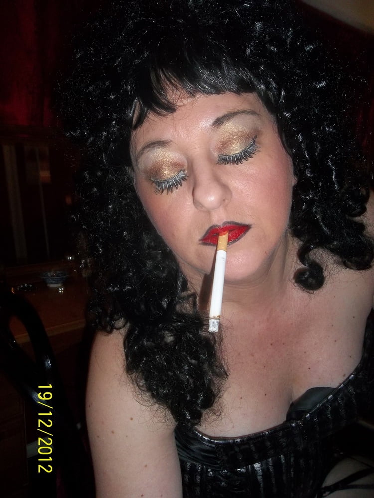 Shirley che fuma il sesso dello sperma
 #106649780