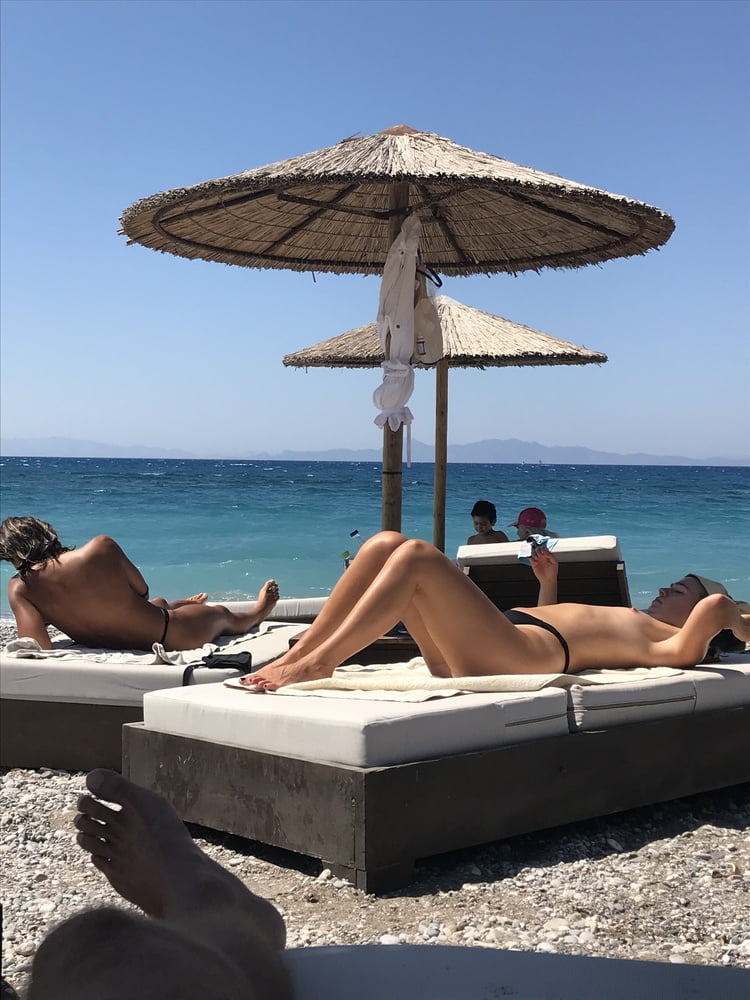 Ragazza #1&2 in topless sulla spiaggia in Grecia
 #81751167