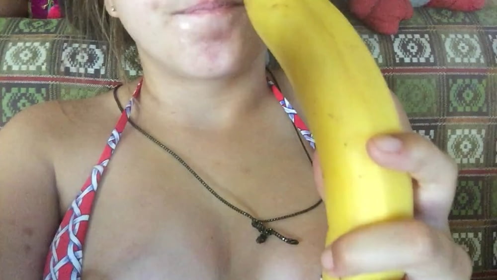 Une jeune lèche une banane
 #81648355