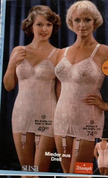 Mujeres mayores en lencería
 #94198393