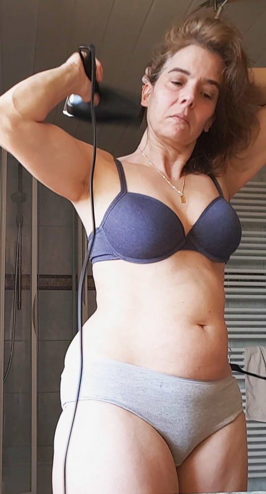 ミルフサンドラは、素晴らしいブッシュと垂れ下がった乳房を示している
 #94615043