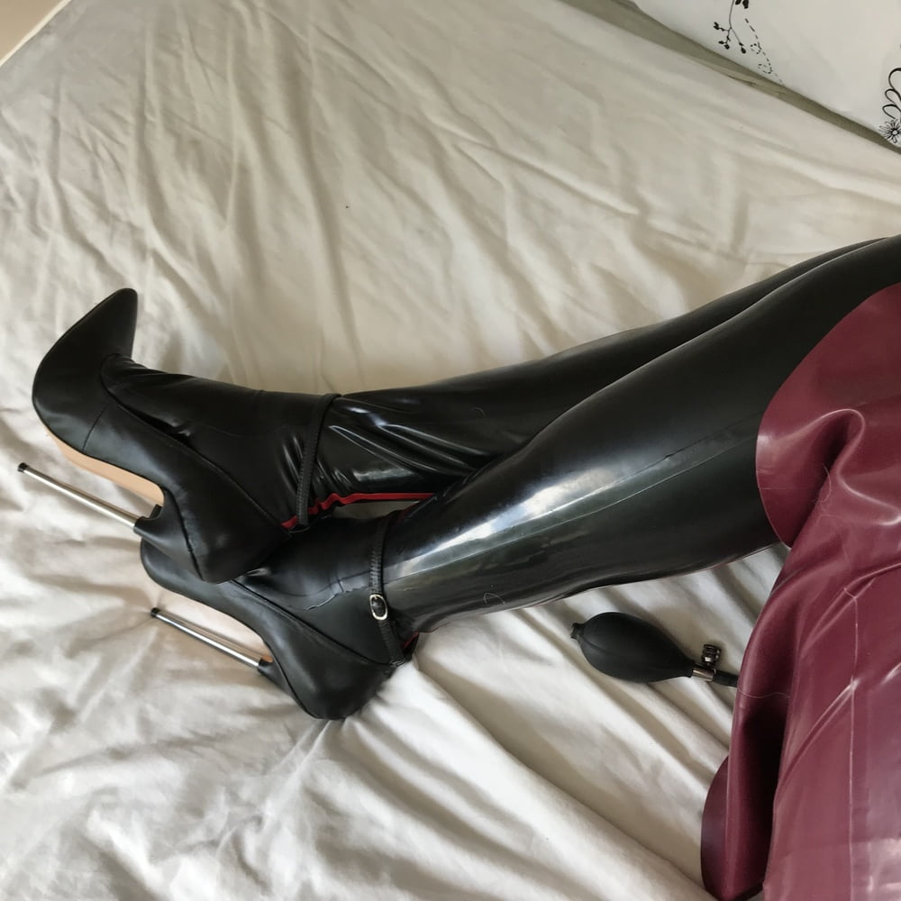 Dee in Latex #102834268