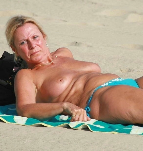 Femmes matures à la plage 7
 #95644839