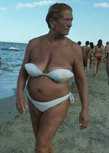 Donne mature in spiaggia 7 #95644846