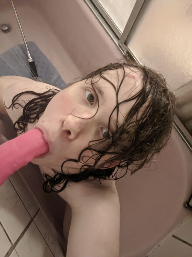 Langhaariger Femboy saugt und fickt großen rosa Dildo
 #106786480