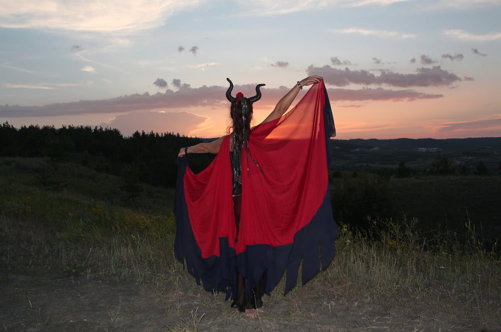 Auf dem Hügel unter dem Sonnenuntergangshimmel
 #106686522