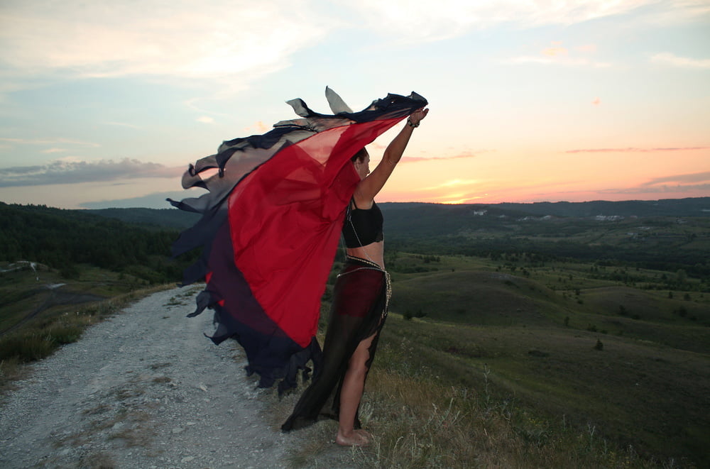 Sulla collina sotto il cielo del tramonto
 #106686534