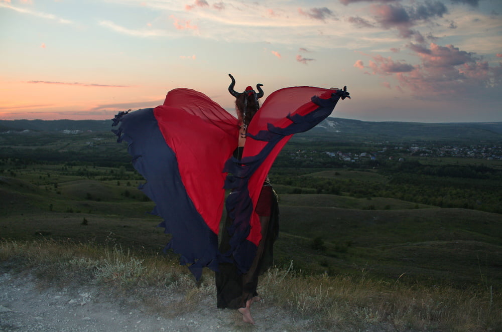 Auf dem Hügel unter dem Sonnenuntergangshimmel
 #106686536