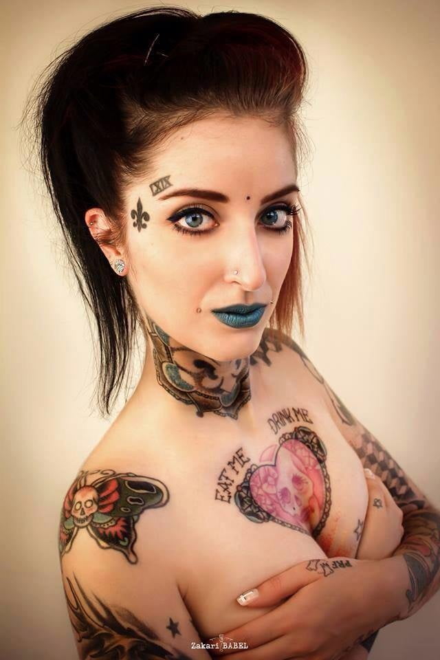 Mujeres con tatuajes en la cara.
 #91270231