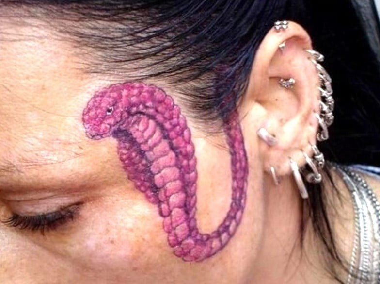 Mujeres con tatuajes en la cara.
 #91270233