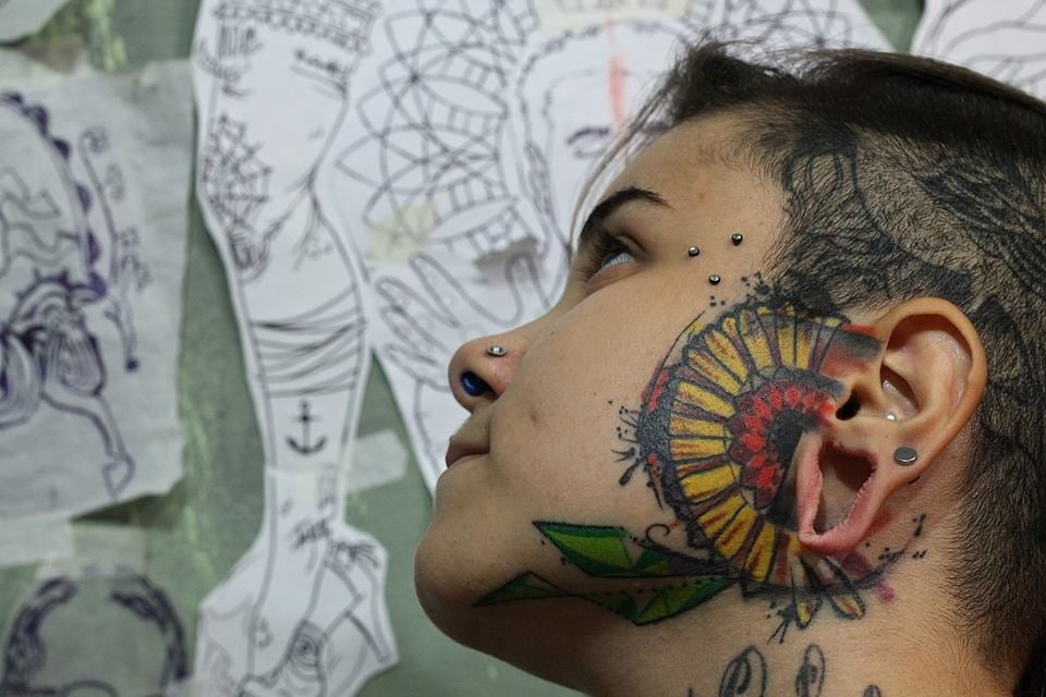 Mujeres con tatuajes en la cara.
 #91270262