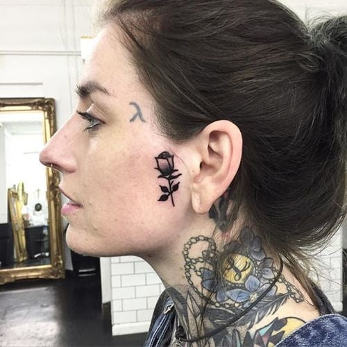 Mujeres con tatuajes en la cara.
 #91270269