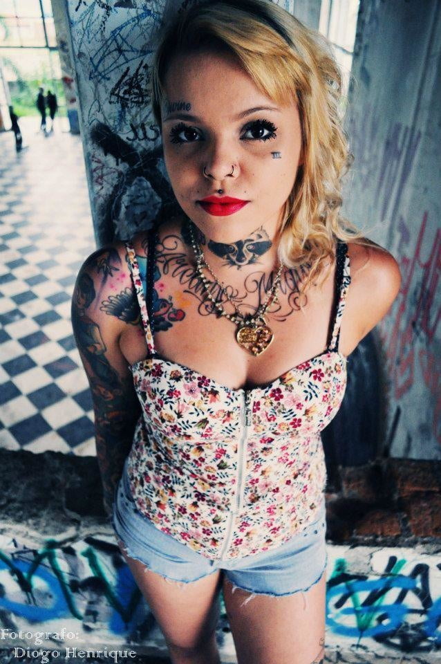 Mujeres con tatuajes en la cara.
 #91270281